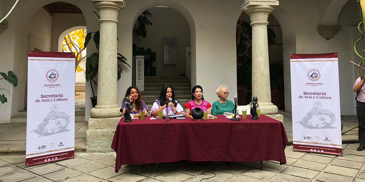 Ana Vásquez Colmenares Guzmán presentó su libro al lado de distinguidas mujeres.