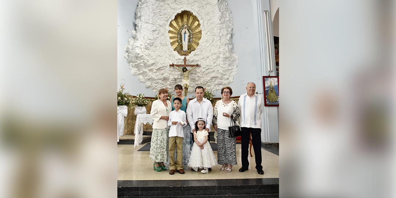 Fotos: Rubén Morales / Ana Carolina recibió todo el amor de su familia por esta ocasión especial.