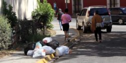 Foto: Luis Alberto Cruz / Aunque en menor medida, aún es posible observar basura en las calles.