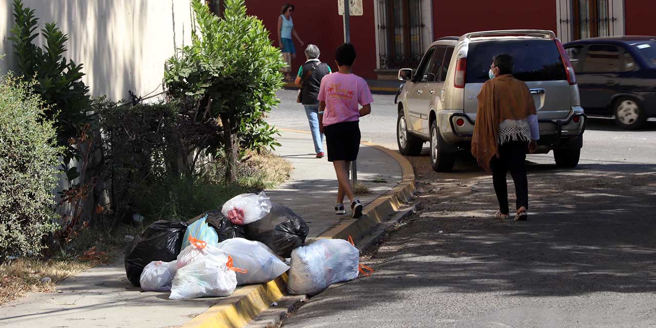 Foto: Luis Alberto Cruz / Aunque en menor medida, aún es posible observar basura en las calles.
