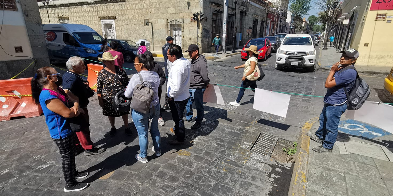 Bloquean mototaxistas piratas calle Independencia y crean caos vial | El Imparcial de Oaxaca