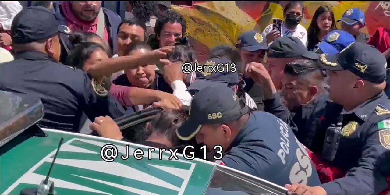 Video: ¡Por poquito! Policías salvan a maestra de ser linchada | El Imparcial de Oaxaca
