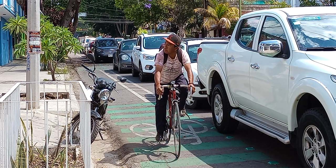 Fotos: Adrián Gaytán / Un ciclista circula por la bici ruta.