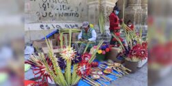 Fotos: Adrián Gaytán / Colorida ofrenda de artesanías de palma en el atrio de Catedral.