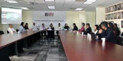 Foto: Congreso de Oaxaca / Comisión de DH del congreso del estado con algunos de los aspirantes.