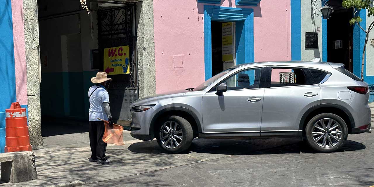 Foto: Luis Cruz / Creciente inseguridad obliga al uso de estacionamientos privados.