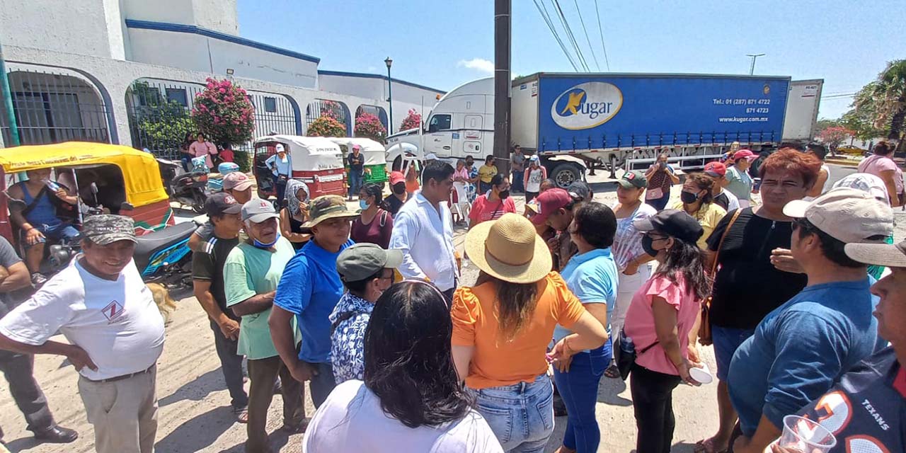 Bloquean empleados de Agencia Modelo del Istmo | El Imparcial de Oaxaca