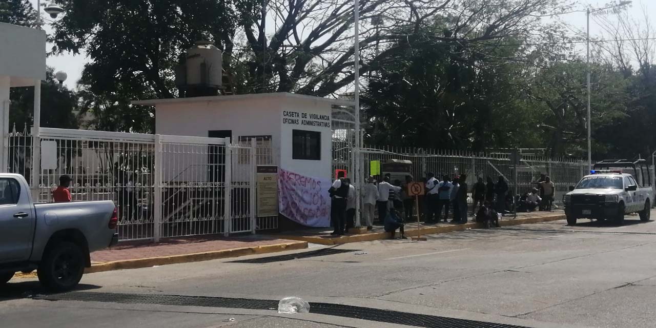 Protestan cuatro agencias de Salina Cruz contra LAYZA y ASIPONA | El Imparcial de Oaxaca