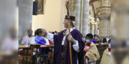 Foto: Adrián Gaytán / El Arzobispo Pedro Vásquez Villalobos bendiciendo a los fieles católicos al encabezar la homilía del tercer domingo de Cuaresma