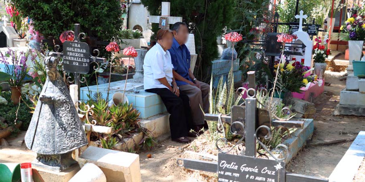 Foto: Archivo El Imparcial / Dos adultos mayores visitan los restos de sus seres queridos.