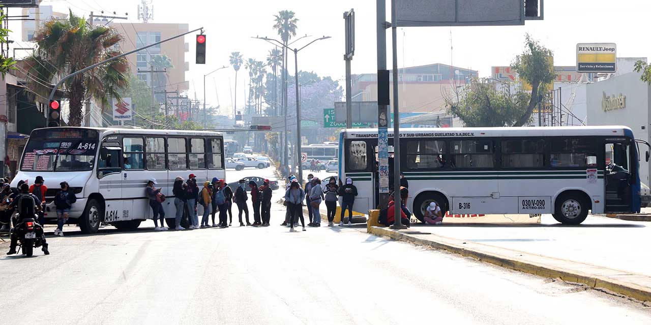 Foto: Luis Alberto Cruz / Estudiantes normalistas bloquean la Calzada Héroes de Chapultepec