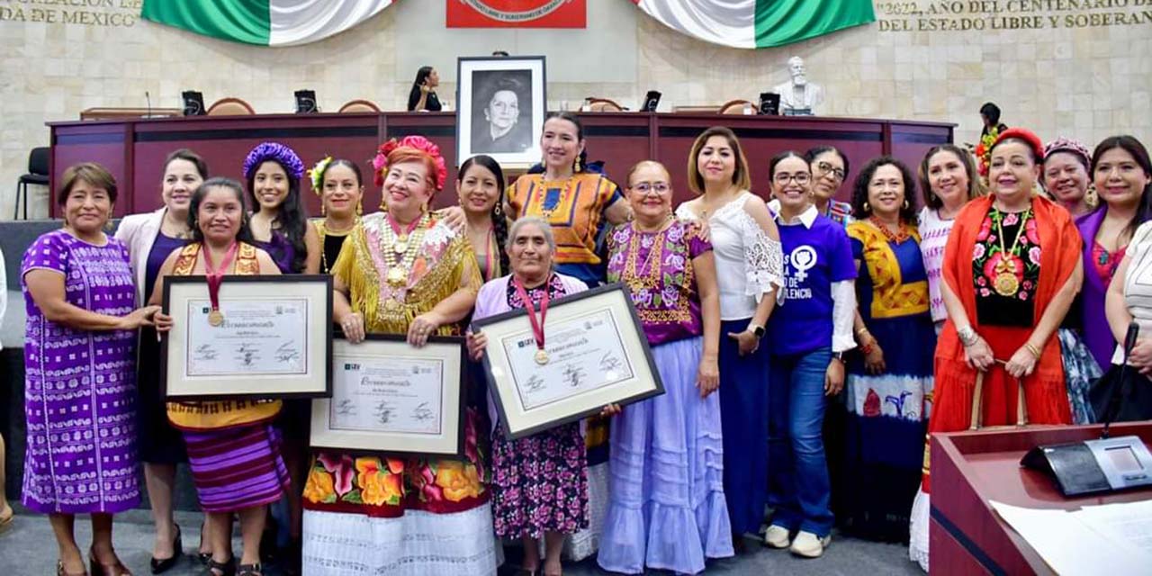 El Congreso de Oaxaca entregó la Medalla Juana Catalina Romero "Juana Cata" a Rufina García de Zaragoza, Itundujia.