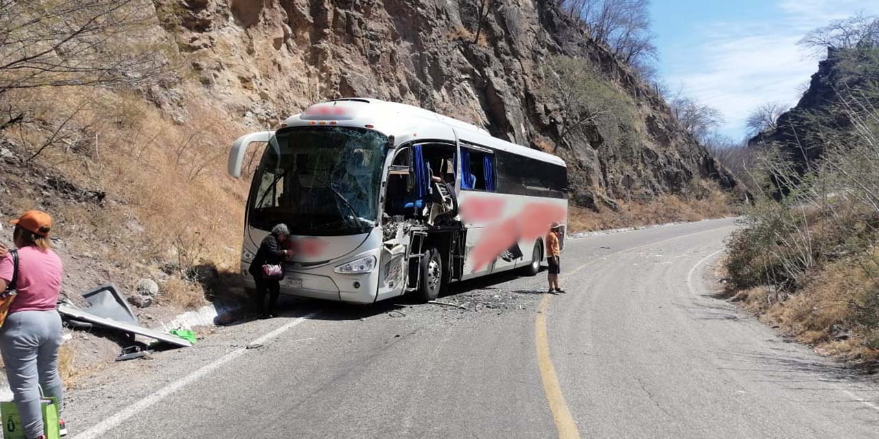 Tráiler embiste a autobús de pasajeros en la 190 | El Imparcial de Oaxaca