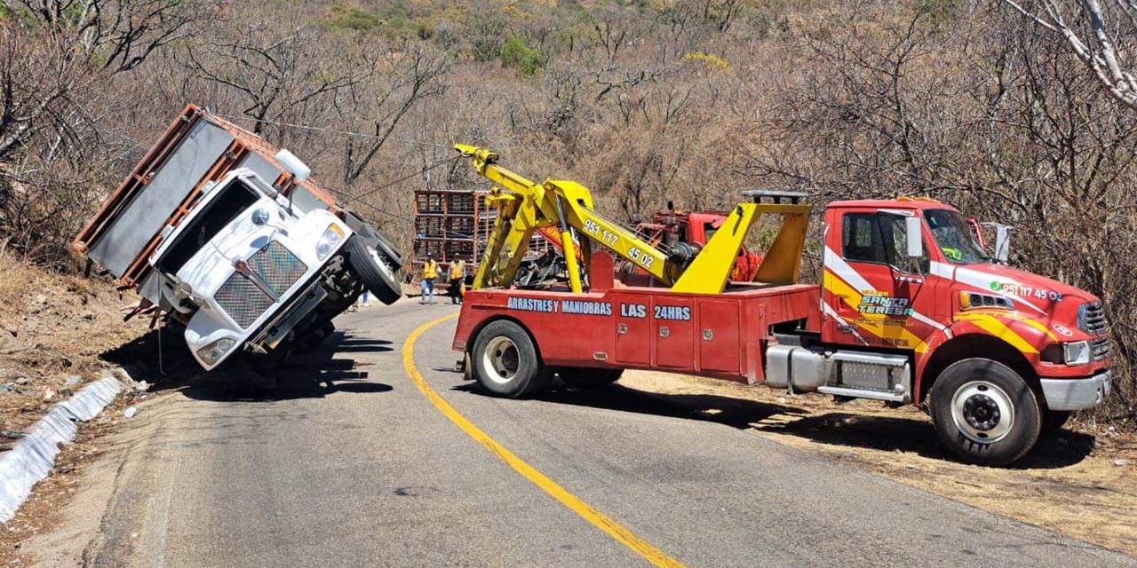Vuelca camión Torton sobre la vía Oaxaca-Puerto Ángel | El Imparcial de Oaxaca