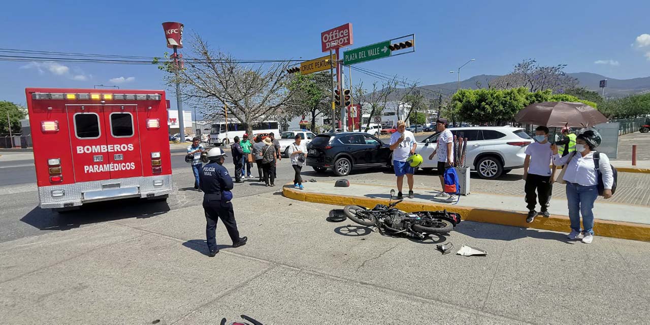 Se llevan a motociclista en accidente de camionetas | El Imparcial de Oaxaca