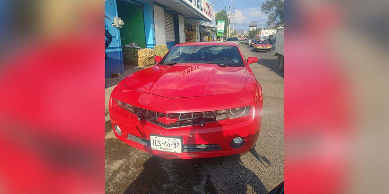 El vehículo Camaro fue asegurado en la avenida 2 de Abril casi esquina con Guerrero Dos lesionados deja accidente vehicular en Huajuapan | El Imparcial de Oaxaca