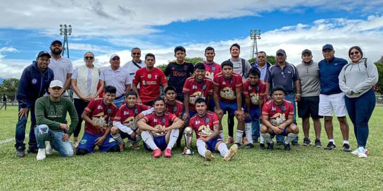 En esta imagen aparecen los dos equipos finalistas de esta gran final de futbol de Selecciones Regionales 2023.