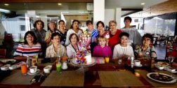 Fotos: Rubén Morales / Entre charlas y risas el grupo de amigas disfrutó de un buen desayuno para consentir a Queta Muro.