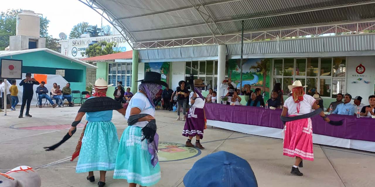 Este Quinto Vienes de Cuaresma, autoridades convivieron en San Martín Huamelúlpam