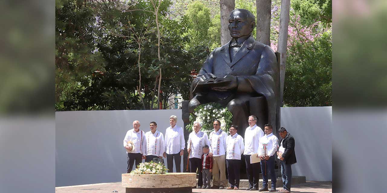 Fotos: Luis Cruz / Guardia de honor en el aniversario 217 del natalicio de Don Benito Juárez García.