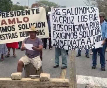 Habitantes de la comunidad de Mogoñé en protesta