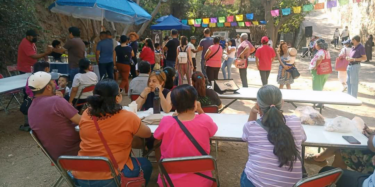 Inspectores de Comercio en Vía Pública y policías municipales retiran expo feria de la plazuela Fernando Olivera, del barrio de Xochimilco.