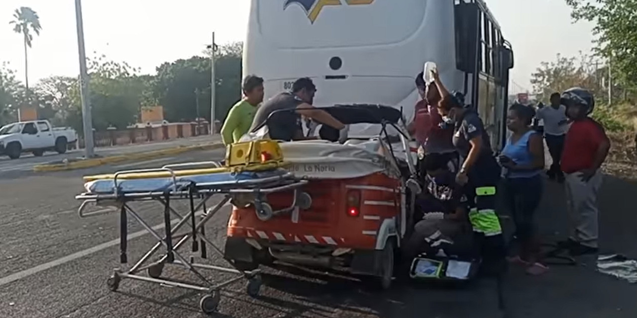 Queda prensado mototaxista al estrellarse contra autobús istmeño | El Imparcial de Oaxaca