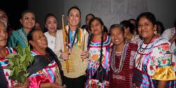 La diputada Irma Juan Carlos acompañada de la jefa de Gobierno de Ciudad de México, Claudia Sheinbaum, con mujeres de la región mazateca.