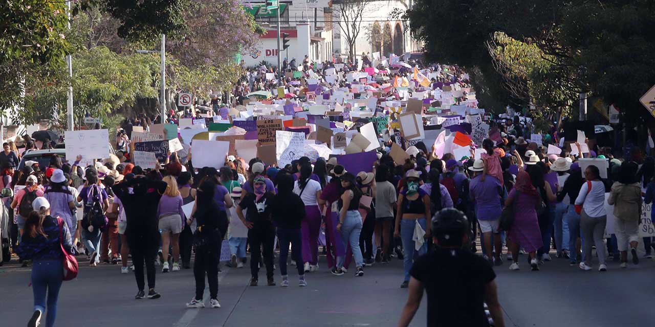 Foto: Luis Alberto Cruz / La marcha feminista salió de la Fuente de las 8 Regiones al Zócalo de la ciudad