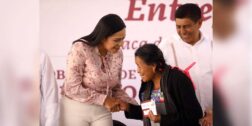 La secretaria de Bienestar, Ariadna Montiel Reyes, y el gobernador Salomón Jara Cruz, entregan Tarjetas para el Bienestar