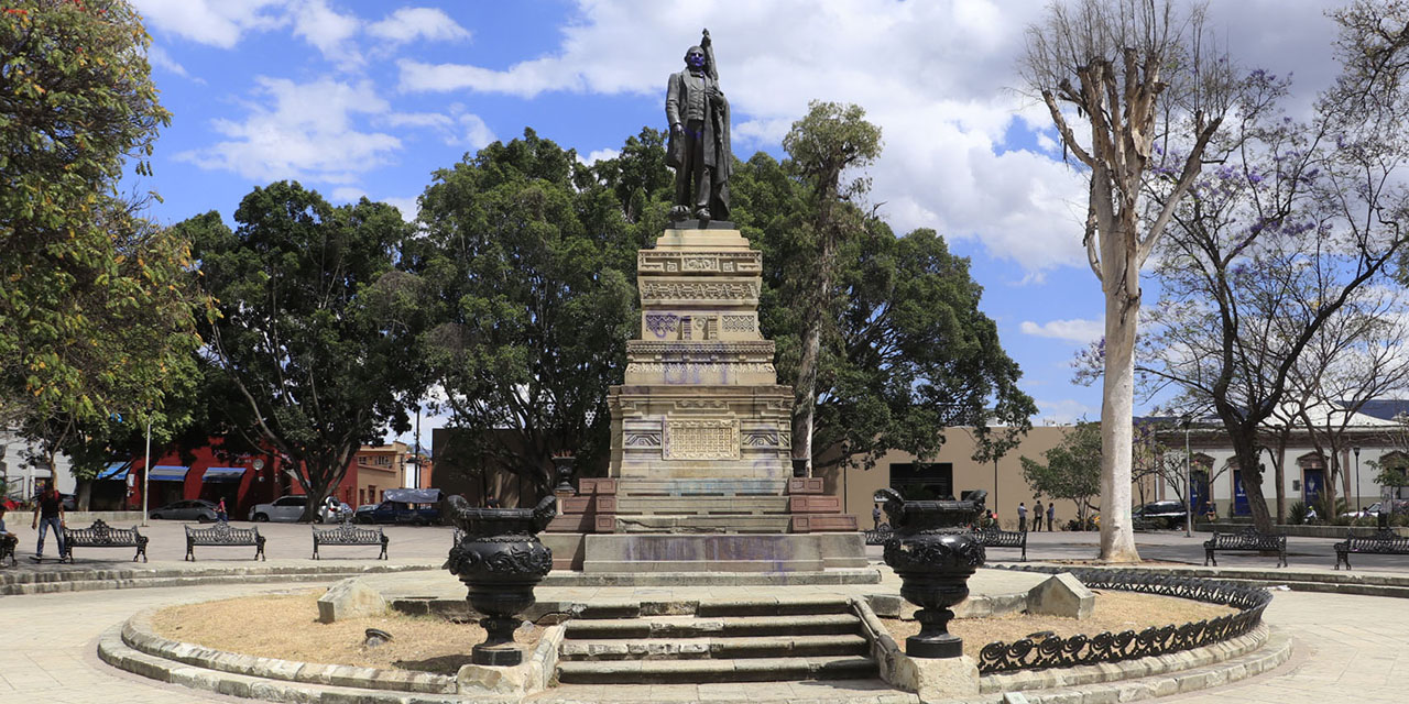 Foto: Adrián Gaytán / La estatua de Benito Juárez en el Paseo Juárez, El Llano