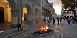 Foto: Jesús Santiago / La hoguera encendida por normalistas frente a Palacio de Gobierno.