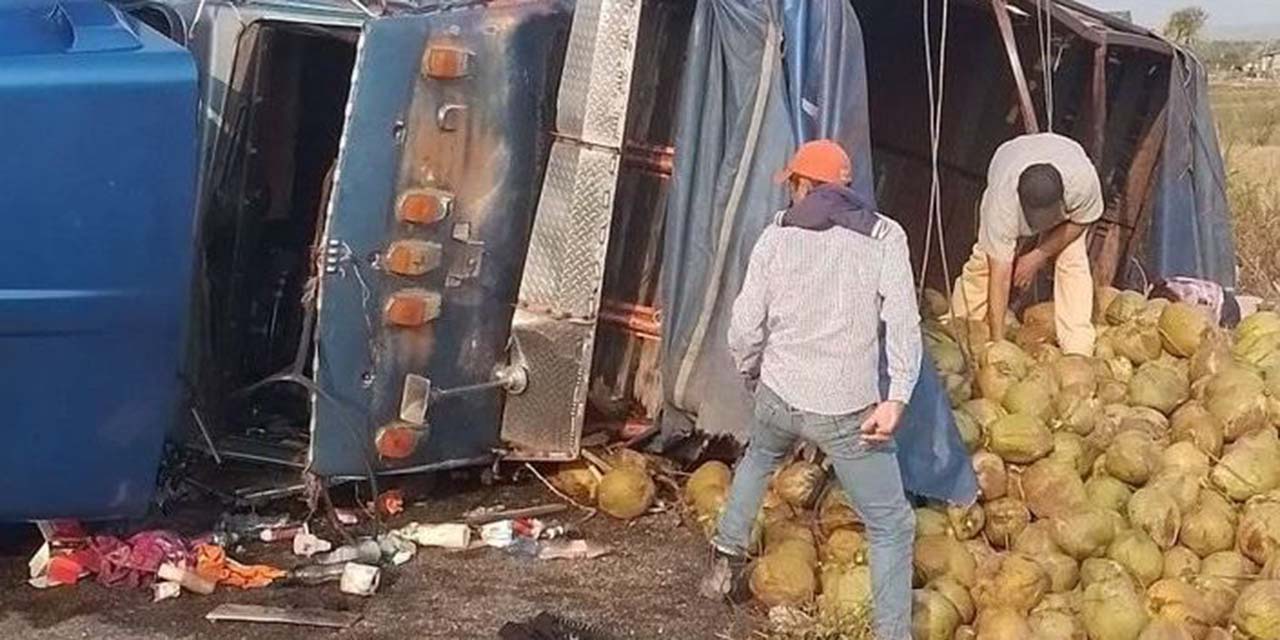 Vuelca torton que transportaba cocos; hacen rapiña | El Imparcial de Oaxaca
