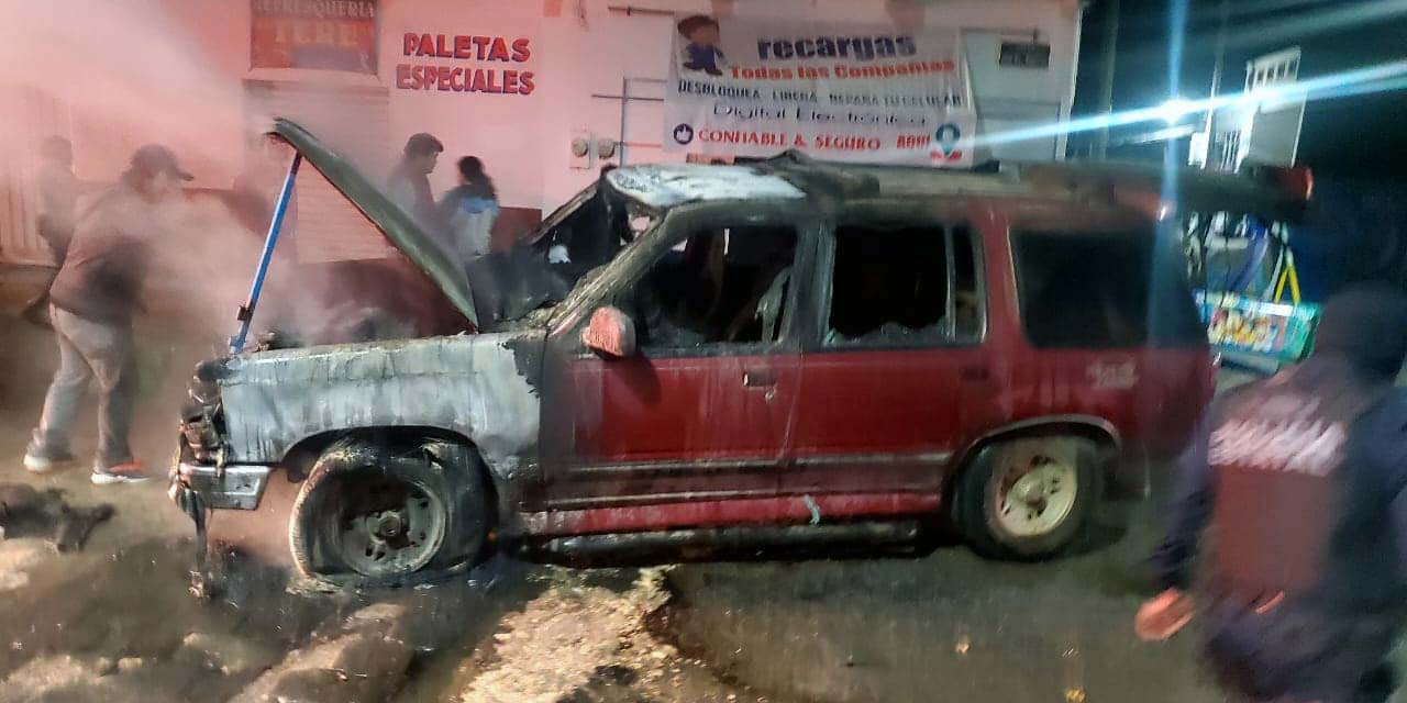 Se incendia camioneta en la Villa de Etla | El Imparcial de Oaxaca