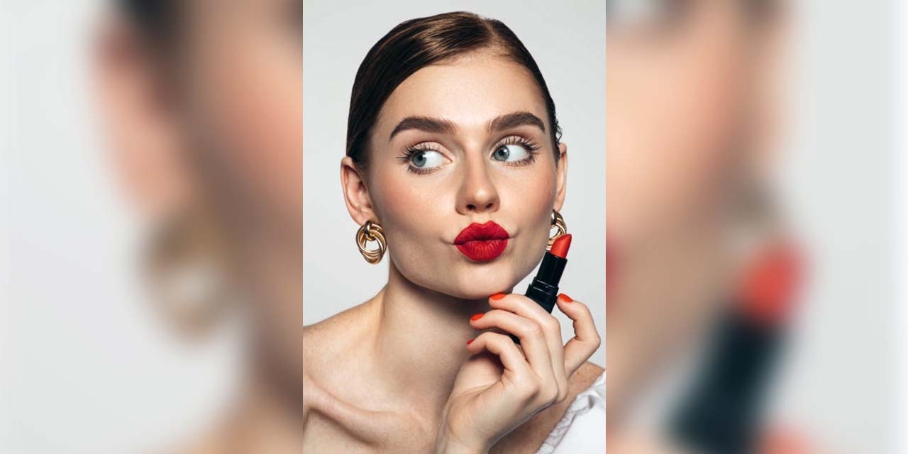 Foto: ilustrativa / Mujer con lápiz labial de color rojo