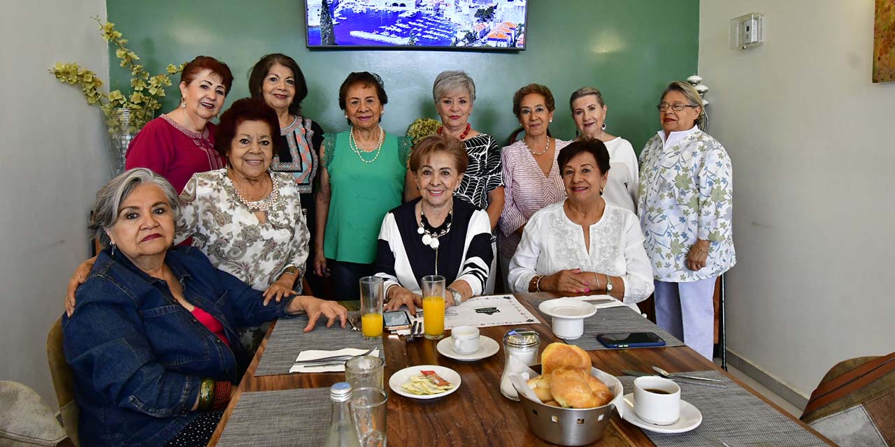 Fotos: Rubén Morales / Las asistentes disfrutaron de un desayuno mientras expresaban sus buenos deseos a Mayola