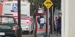 En la imagen se ven a varias personas golpeando al presunto ratero sobre la calle Porfirio Díaz.