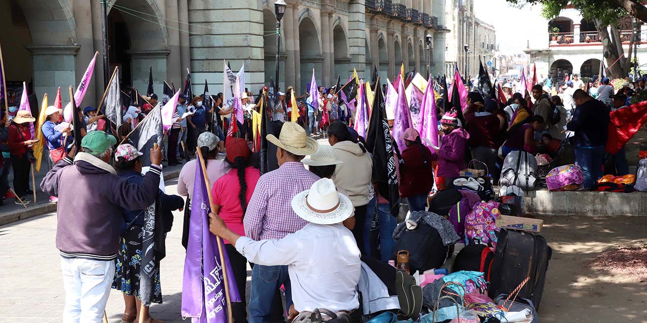 Foto: Luis Alberto Cruz / Mujeres del CIPO-RFM instalan plantón en el Zócalo de la ciudad, frente a Palacio de Gobierno.