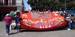 Foto: Luis Alberto Cruz / Profesoras de la Sección 22 y estudiantes normalistas marchan del Monumento a la Madre al Zócalo de la ciudad