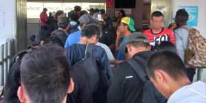 Familias enteras de migrantes deambulan en Juchitán de Zaragoza.