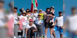 Subieron con una bandera de México, debido a que hay migrantes de la comunidad que añoran a su pueblo