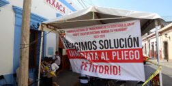 Foto: Luis Alberto Cruz / Trabajadores del área de vectores mantienen un plantón en las oficinas centrales de los Servicios de Salud de Oaxaca; demandan mejores equipos para enfrentar al dengue