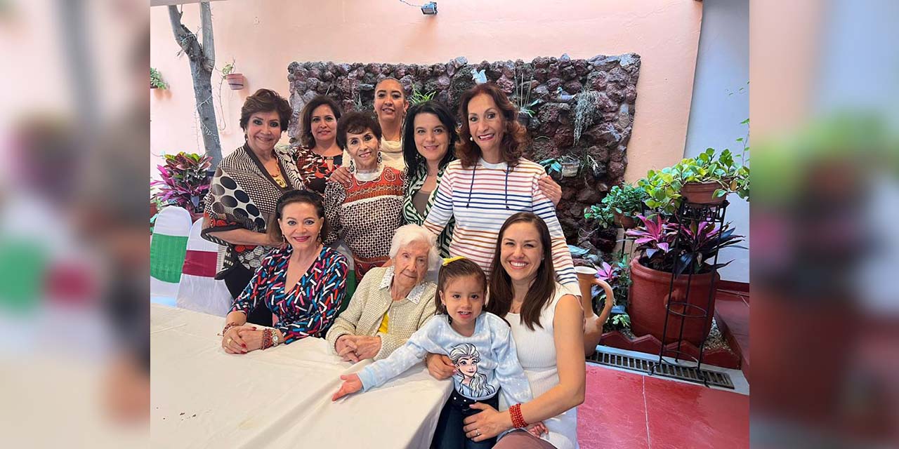 Fotos: Rubén Morales / Theté, Mimí, Blanca y Paty Villanueva Abraján, rodearon de cariño a doña Josefina, así como por sus yernos, nietos y bisnietos.