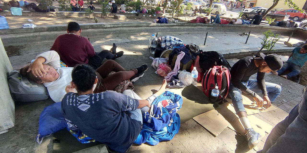 Foto: Adrián Gaytán / Un grupo de migrantes venezolanos descansan en el Jardín Morelos de esta capital.