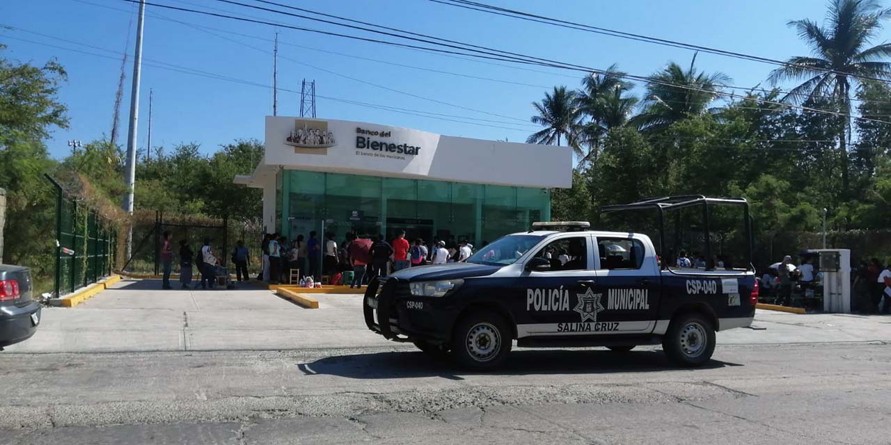 Larga espera para Banco Bienestar de Salina Cruz genera molestia en usuarios | El Imparcial de Oaxaca