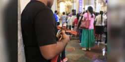 Foto: Adrián Gaytán / Un feligrés con un crucifijo en la mano escucha con atención la misa dominical.
