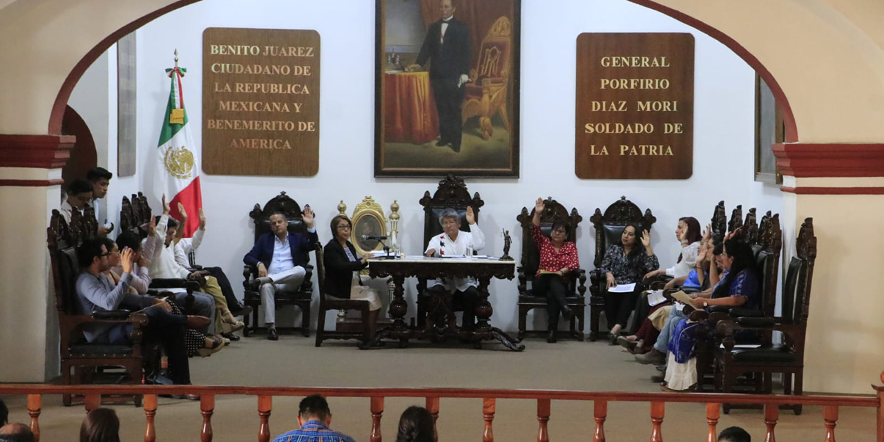 Discutía cabildo robo de autos en el corralón, se les cae la señal y Neri da jalón de orejas al jefe de prensa municipal | El Imparcial de Oaxaca