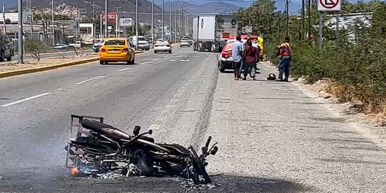 A motorcycle catches fire in Tehuantepec;  another is robbed