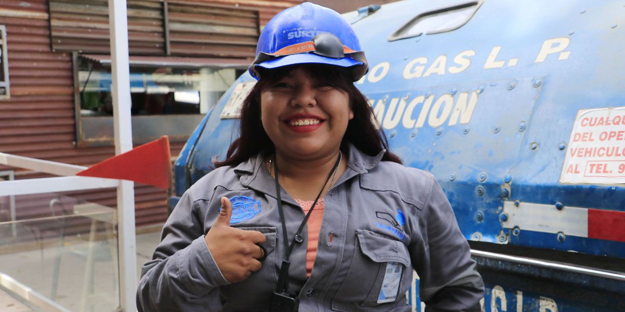 Fotos: Adrián Gaytán / A sus 22 años, Xóchitl Anahí Ortiz Hernández se desempeña como ayudante estacionario de autotanques. Con trabajo se ha ganado el respeto y la confianza de sus compañeros