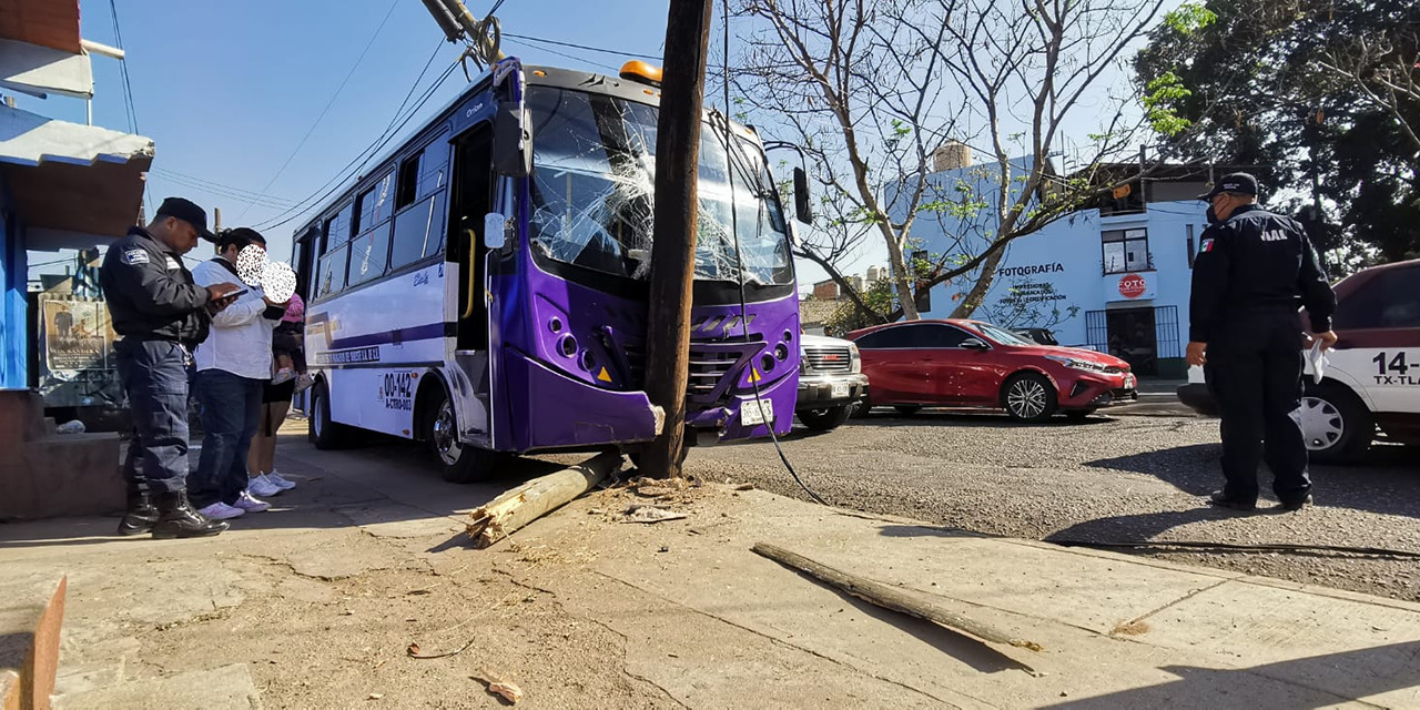 Autobús de pasajeros derriba dos postes | El Imparcial de Oaxaca